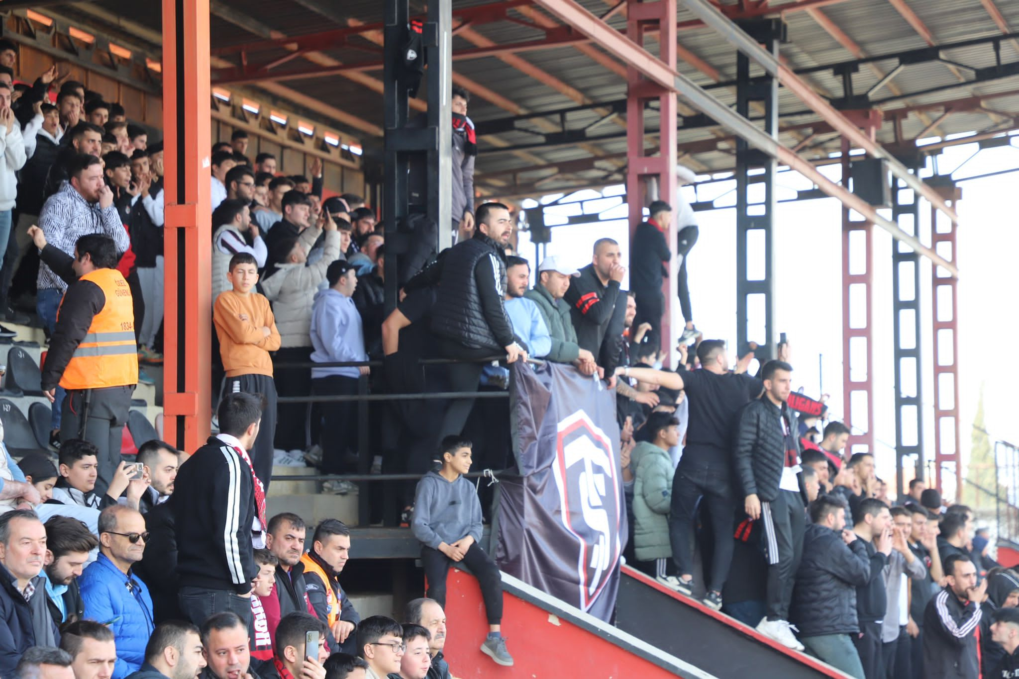 TURGUTLUSPOR KARŞIYAKA SPOR KARŞISINDA KENDİ SAHASINDA GALİP GELDİ