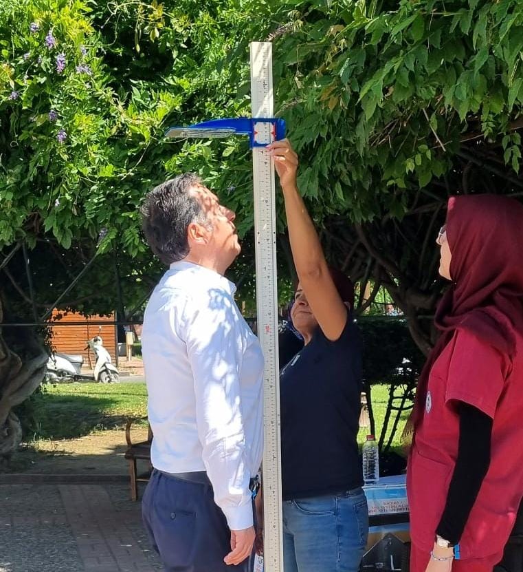 KAYMAKAM KAPANKAYA “İDEAL KİLONU ÖĞREN, SAĞLIKLI YAŞA” PROGRAMI KAPSAMINDA AÇILAN SAĞLIK STANDINI ZİYARET ETTİ