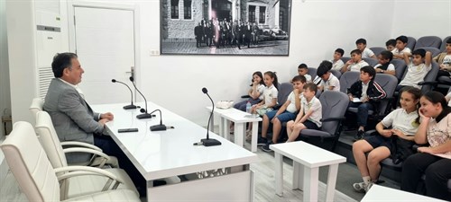 MİNİK ÖĞRENCİLER YEREL YÖNETİMLER KONUSUNU YERİNDE ÖĞRENDİ